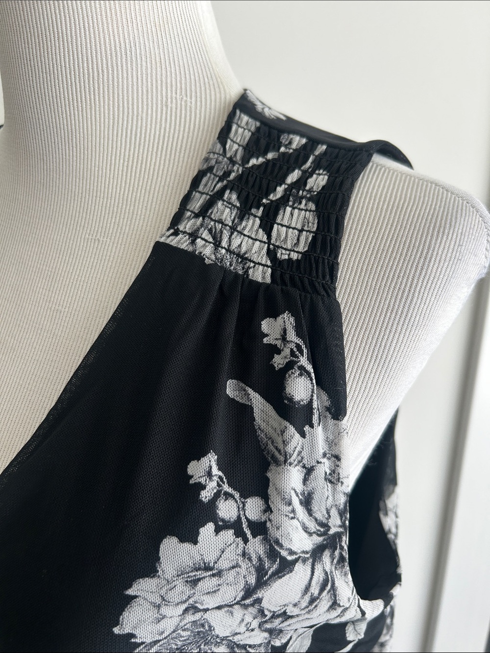 White House Black Market L faux wrap Floral Black gray sleeveless Top - Picture 8 of 10